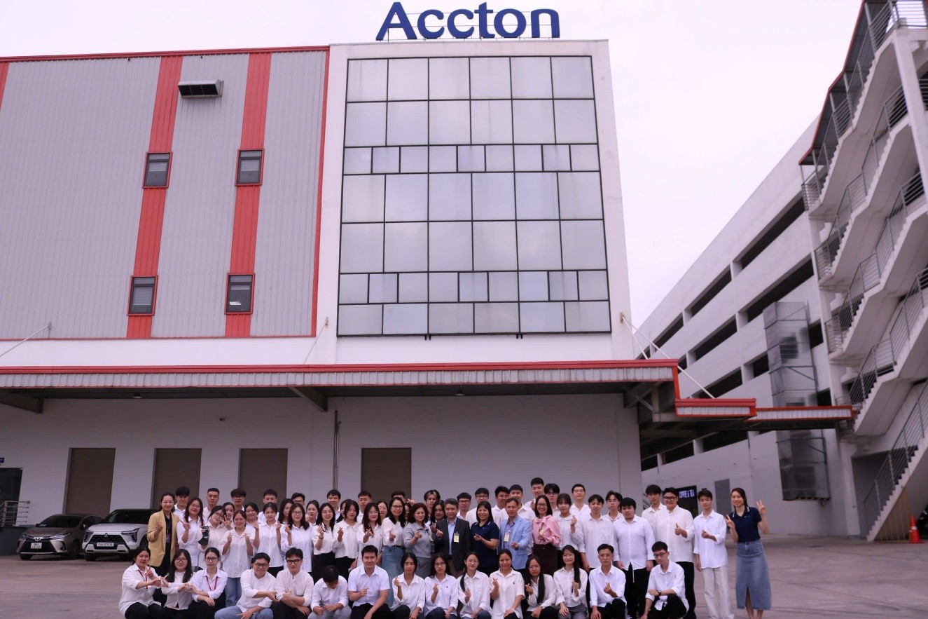 Sinh viên Viện Công nghệ Thông tin, Trường ĐHSP Hà Nội 2 học tập thực tế tại Công ty TNHH Accton Technology Việt Nam